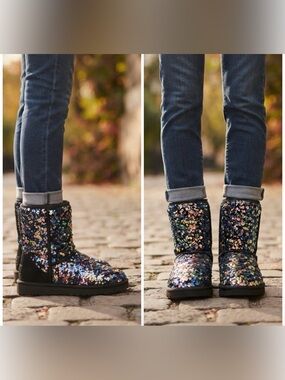 UGG CLASSIC SHORT STELLAR SEQUIN BLACK
BOOTS - WOMEN'S size 5